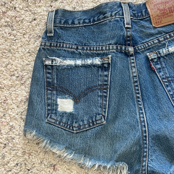 Vintage Levi’s Distressed Denim Shorts Style 512 - Size 6 - Picture 8 of 11